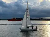 Sejlklar Yngling sejlbåd med nysynet bådtrailer
