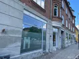 Flot kontor/butik med facade mod Lyngby Hovedgade - 2