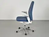 Kinnarps capella white edition kontorstol med blåt polster og armlæn - 2