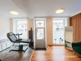 UDLEJES: Høj stuelejlighed med store facadevinduer og potentiale – lige ved Vesterbros Torv - 2