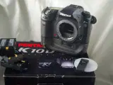 Pentax K10D kamerahus, batterigreb og 3 batterier