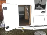 2023 - Fendt Apero 495 SKM   Fendt med tværvendt dobbeltseng og Køjer fra Hinshøj Caravan A/S - 5
