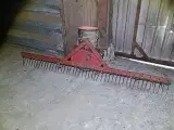 - - - Gårdrive ca. 2,5 meter - 2
