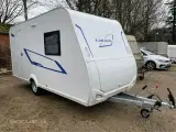 2025 - Caravelair ALBA 400 DK EDITION    Letvægteren der kan trækkes af Hybrid / batteri biler kan vejes op til 1.300 kg - 2