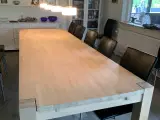 Spisebord i lyst eg