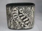Lille vase af keramik dekoreret med søheste