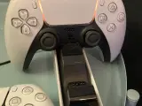 Velholdt PS5 med 2 controllers og ekstra oplader
