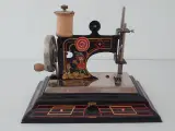 Miniature symaskine i blik .Model Casige. Ca. 1940