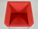 Skandiform lounge-/lænestol med rød polster og alugrå ben. - 5