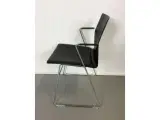 Konferencestol 4-cast line skalstol med sort bejset skal med sort læder på sædet og armlæn. - 2