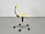 Fritz hansen kevi kontorstol med gult polster og blankt stel - 4