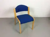 Duba konferencestol i bøg, med blå sæde og ryg