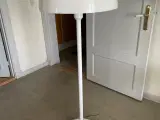 Hvid gulv lampe 