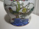 Kinesisk vase med flere motiver