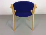 Duba konferencestol i bøg, med armlæn og blå sæde og ryg - 3