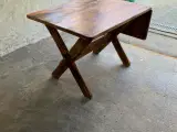 Spisebord med 2 stole