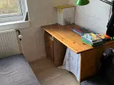 Skrivebord og stol