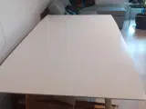 SOLGT Spisebord med hvid laminat bordplade