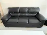 Sofa og stol + skammel og sofabord.