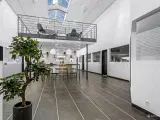 Yderst indbydende kontor med højt til loftet som også indeholder mødelokale eller et lille kontor - Ring for mere info👍🏼 - 2