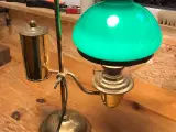 Olie lampe i messing med grøn glasskærm 