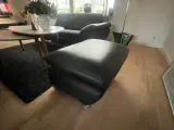 Sorte skind sofa’er med puf  - 3