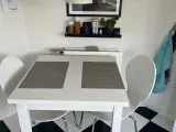 Lille spisebord med klap + 2 stole