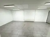 Lagerlejemål med elport. disponible rum. toilet- og badefaciliteter tæt på motorvejsforbindelse - 5