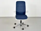 Kinnarps capella white edition kontorstol med mørkeblåt polster og armlæn