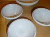4 små hvide skåle