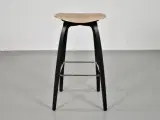 Barstol med sæde af træ og sort stel - 3