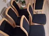 Seks stole i bøg med betræk af sort uld