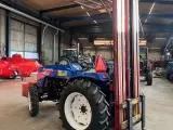 Velholdt Diesel traktor med 8m byggelift. - 2
