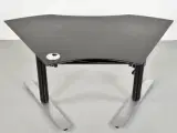 Hæve-/sænkebord med sort linoleumsplade og sort og grå stel - 4