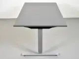 Demo hæve-/sænkebord med grå laminat og alugråt stel, 180 cm. - 2