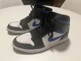 Jordan 1 Mid 