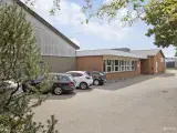 Lejemålene er beliggende i denne flerbrugerejendom som er velegnet til både lager og kontor. - 3