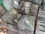 håndhuggede granitpiller/granitbænke