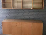 Væghængt skænk og væghængt vitrine