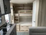 2024 - Hobby De Luxe 490 KMF   Med dobbeltseng og køjer fra Hinshøj Caravan A/S - 2