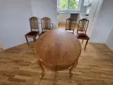 Antikt spisebord, med 8 polstrede stole