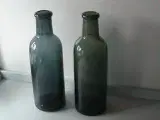 To antikke glas flasker, flaskegrønne