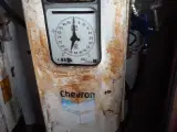 gamle benzin stander og olie dunke.