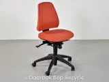 Kinnarps 6000 kontorstol med rødt polster