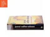 Og hun takkede guderne af Jussi Adler-Olsen (Bog) - 2