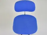 Fritz hansen kontorstol med blå polster og sort stel - 5