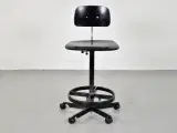 Fritz hansen kevi kontorstol af træ med stel af sort metal, manuel højdejustering