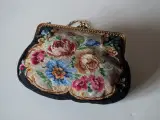 Fin selskabstaske med petit point broderi