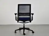 Steelcase think kontorstol med sort sæde og ryg i blå mesh - 3