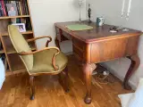 Skrivebord med stol